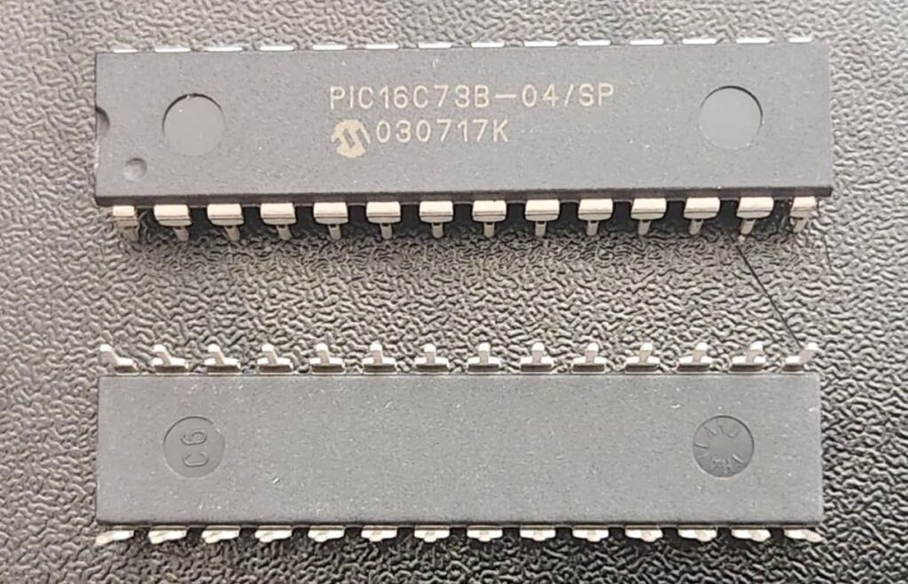 Nos clients bénéficient d'une restauration de service plus rapide, de sauvegardes sécurisées de firmwares auparavant inaccessibles et de la possibilité de copier ou de cloner des systèmes pour les pièces détachées autorisées et la production. Les données récupérées facilitent le dépannage, les contrôles de conformité et prolongent la durée de vie des équipements spécialisés. Notre priorité est une récupération constructive et légale : déverrouiller et restaurer les systèmes embarqués pour leurs propriétaires légitimes. Lorsqu'un appareil ancien basé sur le microcontrôleur Microchip PIC16C73B devient inaccessible en raison d'une mémoire corrompue, d'archives de programme perdues ou de paramètres de protection de la mémoire flash, les entreprises et les ingénieurs sont souvent confrontés à des perturbations. Notre service, intitulé « Récupération du firmware du microcontrôleur IC PIC16C73B », aide les propriétaires légitimes et les techniciens autorisés à ouvrir, lire, restaurer et dupliquer en toute sécurité le firmware embarqué (images binaires et hexadécimales) stocké sur ce microcontrôleur classique. Nous privilégions une approche légale, la confidentialité et une manipulation non destructive, tout en fournissant des éléments de récupération qui répondent aux besoins de maintenance, de migration et de conformité. Les dispositifs utilisant le microprocesseur Microchip PIC16C73B stockent fréquemment des données logiques critiques, des données d'étalonnage ou des fichiers de configuration archivés, indispensables à leur fonctionnement. La possibilité de copier, cloner ou dupliquer le contenu de la mémoire flash et de l'EEPROM d'un dispositif permet une réparation rapide après une panne, la mise à disposition de pièces détachées agréées et la continuité de service pour les produits à longue durée de vie dont le code source original peut être perdu. Dans de nombreux cas, la récupération est la seule solution pratique pour rétablir les fonctionnalités sans une refonte complète.