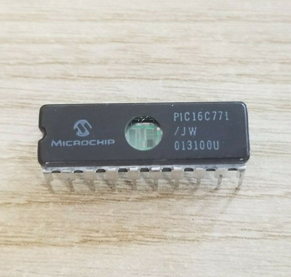 Aby se zabránilo neoprávněnému přístupu, společnost Microchip vybavila tyto čipy robustními ochrannými pojistkami kódu. Pokud jsou tyto uzamčené a zabezpečené stavy aktivovány, znemožňují přímé čtení srozumitelného zdrojového kódu, čímž se jakýkoli pokus o klonování zabezpečeného mikrokontroléru Microchip PIC16C771 stává složitou reverzně inženýrskou hádankou. Hlavní obtíž při jakémkoli pokusu o prolomení ochrany uzamčeného mikrokontroléru Microchip PIC16C771 spočívá v samotné povaze jeho bezpečnostního návrhu. Cílem je získat dokonalý binární nebo hexamový výpis obsahu paměti, ale chráněný stav tomu aktivně brání. Schopnost obnovit tento firmware je prvořadá. Umožňuje obnovit porouchaný systém, když nejsou k dispozici náhradní čipy nebo archivovaný zdrojový kód. Umožňuje klonování funkčního ochranného mikroprocesoru Microchip PIC16C771, aby se udržela v chodu kritická výrobní linka. Extrakce tohoto binárního souboru je navíc nezbytným prvním krokem pro jakýkoli budoucí projekt replikace funkčnosti systému na moderní a snadněji dostupné platformě. Hodnota nespočívá v krádeži duševního vlastnictví, ale v jeho získání zpět, aby se zajistila životnost a provozuschopnost životně důležitého průmyslového zařízení a klienti tak nebyli vystaveni katastrofickým prostojům a zastarávání.