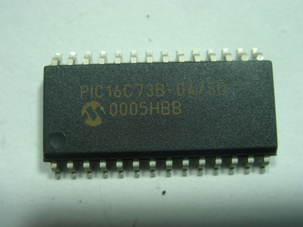 Os clientes obtêm uma restauração de serviço mais rápida, backups seguros de firmware anteriormente inacessível e a capacidade de copiar ou clonar sistemas para peças de reposição autorizadas e produção. Os dados recuperados auxiliam na solução de problemas, verificações de conformidade e extensão da vida útil de equipamentos especializados. Nosso foco é a recuperação construtiva e legal: desbloquear e restaurar sistemas embarcados para seus legítimos proprietários. Quando um dispositivo legado baseado no microcontrolador PIC16C73B da Microchip se torna inacessível devido à corrupção de memória, perda de arquivos de programa ou configurações de flash de proteção, organizações e engenheiros frequentemente enfrentam interrupções. Nosso serviço — denominado Recuperação de Firmware do Microcontrolador PIC16C73B — ajuda proprietários legítimos e técnicos autorizados a abrir, ler, restaurar e duplicar com segurança as imagens de firmware/binárias/hexalométricas embarcadas armazenadas neste microcontrolador clássico. Enfatizamos o engajamento legal, a confidencialidade e o manuseio não destrutivo, fornecendo artefatos de recuperação que atendem às necessidades de manutenção, migração e conformidade. Dispositivos que utilizam o microprocessador PIC16C73B da Microchip frequentemente armazenam lógica de programa crítica, dados de calibração ou arquivos de configuração arquivados, essenciais para a operação contínua. A capacidade de copiar, clonar ou duplicar o conteúdo da memória flash e da EEPROM de um dispositivo permite reparos rápidos após falhas, o fornecimento de peças de reposição autorizadas e a continuidade de produtos de longa duração cujo código-fonte original pode ter sido perdido. Em muitos casos, a recuperação é o único caminho prático para restaurar a funcionalidade sem a necessidade de um redesenho completo.