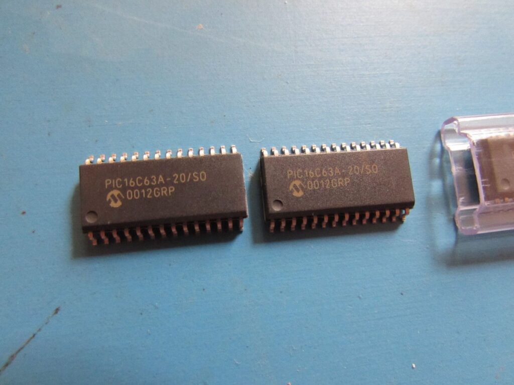 जब माइक्रोचिप PIC16C63A MCU पर आधारित कोई उपकरण दूषित कोड, खोए हुए अभिलेखों, या लॉक की गई फ़्लैश सेटिंग्स के कारण काम करना बंद कर देता है, तो उसके एम्बेडेड प्रोग्राम तक पुनः पहुँच प्राप्त करना अक्सर आवश्यक होता है। हमारी सेवा, जिसे "MCU PIC16C63A सॉफ़्टवेयर पुनर्प्राप्त करें" कीवर्ड के अंतर्गत खोजा जा सकता है, वैध स्वामियों और अधिकृत तकनीशियनों को इन माइक्रोकंट्रोलरों की फ़र्मवेयर/बाइनरी/हेक्सिमल सामग्री को खोलने, पढ़ने, पुनर्स्थापित करने और उनकी प्रतिलिपि बनाने में मदद करती है। हम सुरक्षित, गोपनीय पुनर्प्राप्ति पर ध्यान केंद्रित करते हैं जो सुरक्षा को दरकिनार करने के तरीकों का खुलासा किए बिना प्रयोग करने योग्य प्रोग्राम फ़ाइलें बनाती है। सुरक्षित माइक्रोचिप PIC16C63A माइक्रोकंट्रोलर आमतौर पर लंबे समय तक चलने वाले उत्पादों में एम्बेडेड होता है जहाँ मूल स्रोत कोड या उत्पादन फ़ाइलें अब सुलभ नहीं हो सकती हैं। पुनर्प्राप्ति का अनुरोध करने के सामान्य, वैध कारणों में दूषित फ़्लैश को पुनर्स्थापित करने, माइक्रोचिप PIC16C63A माइक्रोप्रोसेसर के अधिकृत पुर्जों के लिए किसी मौजूदा प्रोग्राम की प्रतिलिपि बनाने, निर्माण के लिए कॉन्फ़िगरेशन अभिलेखों की क्लोनिंग करने, या पुराने उपकरणों की सर्विसिंग से पहले डेटा की प्रतिलिपि बनाने की आवश्यकता शामिल है। प्रत्येक मामले में, एक सत्यापित बाइनरी या हेक्सिमल संग्रह को निकालने से पुनर्विकास में लगने वाले समय की काफी बचत हो सकती है और डाउनटाइम न्यूनतम हो सकता है। हमारी सेवा नैतिक रूप से पुनर्प्राप्त करने योग्य फ़र्मवेयर छवियों को प्राप्त करने और व्यावहारिक पुनर्प्राप्ति कलाकृतियों को प्रदान करने पर केंद्रित है। डिलीवरेबल्स में आमतौर पर सत्यापित हेक्सिमल या बाइनरी डंप, इंटीग्रिटी और चेकसम रिपोर्ट, और उच्च-स्तरीय एनोटेशन शामिल होते हैं जो इंजीनियरों को पुनर्प्राप्त डेटा की व्याख्या करने में मदद करते हैं। हम पुनर्प्राप्त प्रोग्राम छवियों का उपयोग करके उपकरणों को परिचालन स्थिति में पुनर्स्थापित करने और प्रतिस्थापन हार्डवेयर के लिए माइग्रेशन पैकेज तैयार करने में ग्राहकों की सहायता कर सकते हैं। महत्वपूर्ण बात यह है कि हम सुरक्षा को क्रैक या हैक करने के निर्देश नहीं देते हैं - सभी कार्य केवल स्वामित्व के प्रमाण या स्पष्ट प्राधिकरण के साथ ही किए जाते हैं।