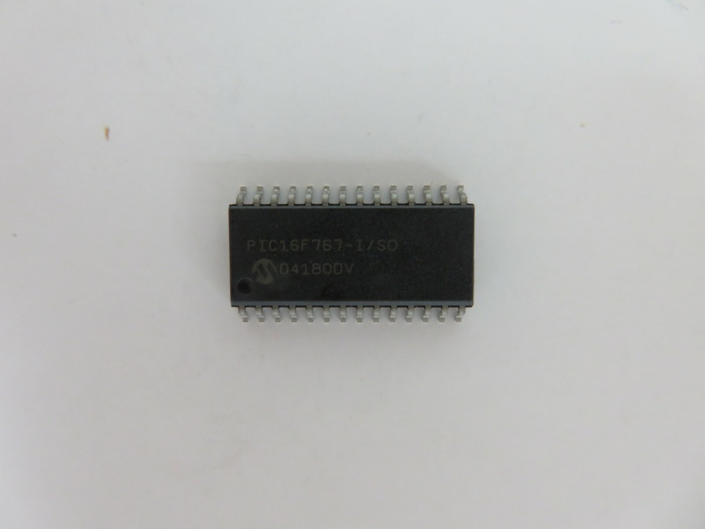 Technická služba pro prolomení těchto hardwarových omezení mikrokontroléru Microchip PIC16F767 a získání kritického binárního archivu nezbytného pro kontinuitu systému. Aby naši inženýři úspěšně napadli zabezpečený mikrokontrolér Microchip PIC16F767, používají pokročilé laboratorní techniky k dekapsulaci fyzického pouzdra, což umožňuje přímý přístup k vnitřním obvodům pro mikrosondování a analýzu. Tento proces nám umožňuje dekódovat heximální data přímo z chráněných paměťových vrstev mikrokontroléru Microchip PIC16F767 bez poškození základní logiky. Ať už je cílem klonovat zastaralý mikrokontrolér Microchip PIC16F767 pro udržení chodu výrobní linky, nebo duplikovat firmware z uzamčeného mikroprocesoru Microchip PIC16F767 pro zotavení po havárii, naše služba poskytuje spolehlivou cestu k prolomení fyzických a logických bariér vestavěného čipu Microchip PIC16F767 MCU. Extrakcí binárního souboru se 100% integritou transformujeme zabezpečenou komponentu mikroprocesoru Microchip PIC16F767 zpět do funkčního, přenosného programového archivu.