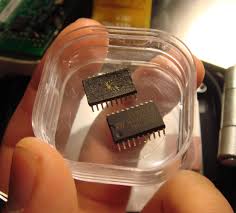 Para chips altamente protegidos, o desencapsulamento envolve a abertura física do CI para acessar o chip de silício. Usando microprobes, os especialistas podem despejar os dados hexagonais diretamente das células de memória. Este método é frequentemente usado em engenharia reversa para recuperar firmware de MCUs obsoletos ou bloqueados. Alguns chips podem ser atacados usando análise de energia ou ataques de temporização para descriptografar dados protegidos. Ao monitorar flutuações de energia ou tempos de execução, os pesquisadores podem decodificar o firmware criptografado sem precisar da chave original. Muitos microcontroladores têm portas de depuração ocultas (JTAG, SWD) que permitem acesso direto à memória flash. Se essas interfaces não forem desabilitadas, os invasores podem despejar o arquivo binário inteiro e restaurá-lo em outro chip. Se o MCU armazenar seu programa em uma EEPROM externa ou memória flash, o chip pode ser dessoldado e lido usando um programador. Este método é comum para replicar ou clonar firmware de dispositivos mais antigos. Para firmware criptografado, ataques de força bruta ou falhas de voltagem (injeção de falha) podem ser usados para contornar a segurança e extrair o código-fonte.
