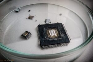 Microcontroller Samsung S3F9454 е широко използван в индустриалната, автомобилната и потребителската електроника поради своите усъвършенствани функции и защитената вградена фърмуер. Въпреки това, когато фърмуерът, бинарният или паметта на EEPROM са заключени или криптирани, достъпът до оригиналния изходен код се превръща в предизвикателство. На [Името на вашата компания] ние сме специализирани в счупването на микроконтролер Samsung S3F9454 софтуер, помагайки на клиентите да декриптират, извлекат и възстановят защитените данни за оптимизация на системата, отстраняване на грешки или миграция.