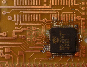 quando la memoria flash di questo microcontrollore diventa protetta, bloccata o crittografata, accedere o modificare il codice di programma interno, il firmware o i dati diventa quasi impossibile senza gli strumenti e le competenze adeguate. È qui che entra in gioco il nostro servizio avanzato di cracking dei microcontrollori: aiutiamo i clienti a rompere la memoria Flash del microcontrollore PIC18F8722 e ad accedere al codice sorgente originale binario, esadecimale o persino di alto livello.