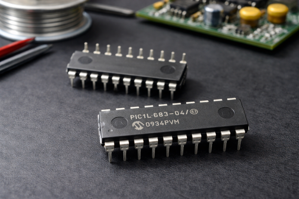 Захисний мікроконтролер Microchip PIC16F83 налаштований із захисними, захищеними, блокованими або зашифрованими механізмами для захисту прошивки, двійкових та шістнадцяткових програмних даних, що зберігаються у флеш-пам'яті та EEPROM. Ці функції безпеки запобігають прямому доступу, навіть для законних цілей технічного обслуговування. Наш сервіс пропонує контрольований та інженерно-орієнтований підхід до атаки, зламу або ретельного декодування цих захистів, дозволяючи авторизованим користувачам отримувати вбудовану прошивку та дані із захищеного заблокованого мікропроцесора Microchip PIC16F83. За допомогою передових методів діагностики ми реконструюємо програмні файли, відновлюємо двійкові образи прошивки та перебудовуємо повні архівні структури з недоступних областей пам'яті. В особливо складних випадках можна розглянути спеціалізовані методи декапсуляції для доступу до глибоко захищених внутрішніх структур та вилучення зашифрованого критичного вмісту EEPROM та флеш-пам'яті мікроконтролера Microchip PIC16F83, до якого неможливо дістатися звичайними засобами.