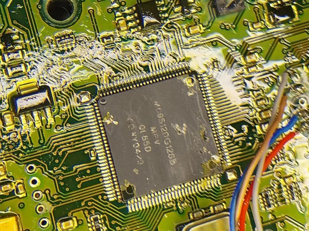 Trabalhar com um microcontrolador Freescale MC9S12XDG128 protegido envolve compreender como os esquemas de proteção integrados interagem com a memória flash e EEPROM. Os desafios podem incluir setores de inicialização bloqueados, blocos de firmware criptografados ou dados de arquivo fragmentados do microprocessador Freescale MC9S12XDG128 que não podem ser acessados ​​por meio de ferramentas de programação padrão. Cada projeto requer uma análise cuidadosa para decodificar e recuperar a saída hexadecimal ou binária utilizável, mantendo a consistência dos dados do microcontrolador Freescale MC9S12XDG128 original. Em vez de simplesmente copiar a memória, nosso objetivo é restaurar arquivos de firmware estruturados que possam ser usados ​​para validação, migração ou duplicação controlada em um ambiente de engenharia profissional.