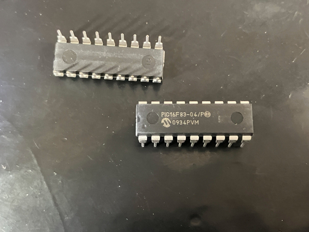O microcontrolador PIC16F83 da Microchip é configurado com mecanismos de proteção, bloqueio ou criptografia para garantir a segurança do firmware, dos dados binários e hexadecimais armazenados nas memórias flash e EEPROM. Esses recursos de segurança impedem o acesso direto, mesmo para fins legítimos de manutenção. Nosso serviço oferece uma abordagem controlada e focada em engenharia para atacar, quebrar ou decodificar cuidadosamente essas proteções, permitindo que usuários autorizados recuperem o firmware e os dados incorporados do microprocessador PIC16F83 protegido. Por meio de técnicas avançadas de diagnóstico, reconstruímos arquivos de programa, recuperamos imagens binárias do firmware e reconstruímos estruturas de arquivos completas a partir de regiões de memória inacessíveis. Em casos particularmente desafiadores, métodos especializados de desencapsulamento podem ser considerados para acessar estruturas internas altamente protegidas e extrair o conteúdo crítico da EEPROM e da memória flash do microcontrolador PIC16F83 criptografado, que não pode ser alcançado por meios convencionais.