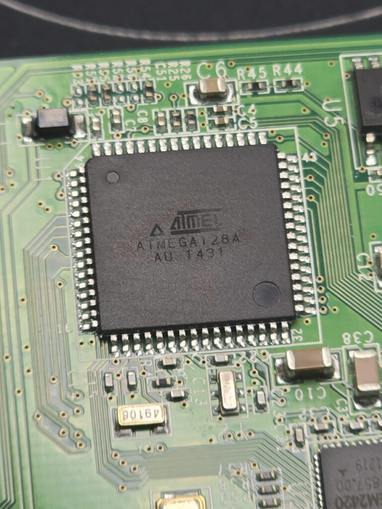 Fikri mülkiyeti korumak için birçok üretici, şifrelenmiş Microchip ATmega128A mikrodenetleyicisinin flash ve bellek bölgelerinde koruyucu, korumalı, kilitli veya şifrelenmiş güvenlik yapılandırmaları etkinleştirir. Bu mekanizmalar üretim sırasında bellenimi ve kaynak kodunu güvence altına alırken, sistemlerin yenilenmesi, taşınması veya kopyalanması gerektiğinde engel teşkil edebilirler. Microchip ATmega128A Flash Bellek Kurtarma hizmetimiz, müşterilerimizin ikili veya onaltılık program dosyalarını kontrollü ve profesyonel bir şekilde elde etmek için bu erişim engellerine yasal olarak saldırmalarına ve bunları kırmalarına yardımcı olmaya odaklanmaktadır. Kavramsal düzeyde, güvenli bir Microchip ATmega128A mikroişlemcisinden bellenim kurtarma, flash, EEPROM ve dahili bellekte korumanın nasıl uygulandığının analizini içerir. Zorluklar arasında okuma korumalı bloklar, parçalanmış veri arşivleri veya standart okumayı engelleyen gömülü doğrulama mantığı yer alabilir. Tek bir yaklaşıma güvenmek yerine, iş akışımız, Microchip ATmega128A şifrelenmiş MCU'nun tutarlı bellenim verilerini elde etmek için kod çözme, kontrollü kapsül açma kavramları ve sinyal seviyesi analizini birleştirebilir. Amaç sadece cihazı hacklemek değil, mühendislik sürekliliği için doğrulanabilen, kopyalanabilen veya çoğaltılabilen kullanılabilir bellenim arşivlerini geri yüklemektir.