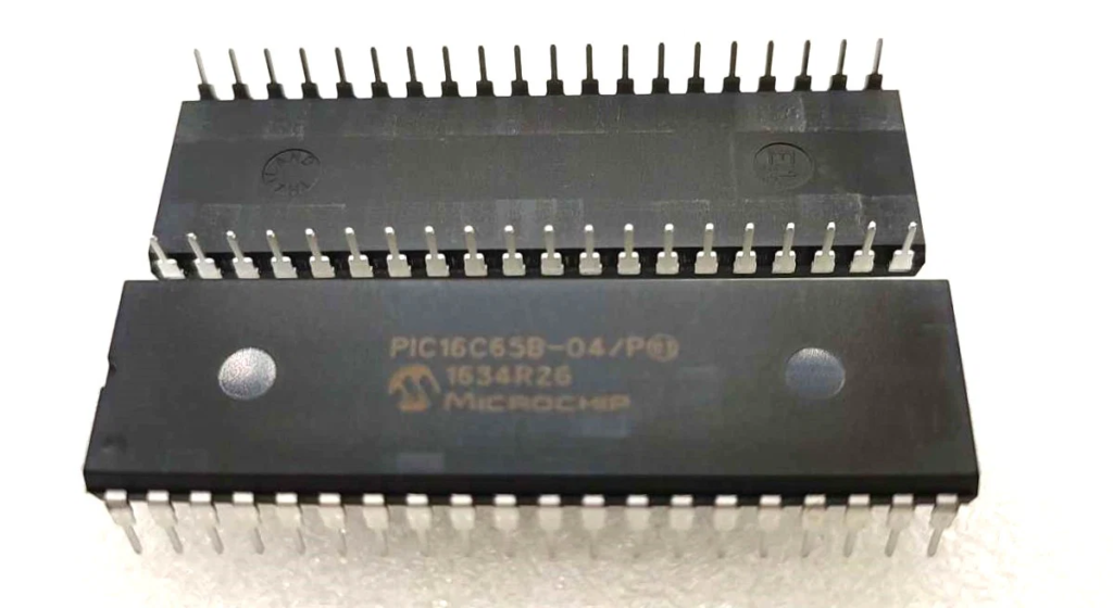 O objetivo principal de um ataque desse tipo à EEPROM de um microcontrolador Microchip PIC16C65B bloqueado raramente é comprometer a segurança, mas sim garantir a continuidade e a recuperação do sistema. Para muitos usuários finais, a capacidade de duplicar o conteúdo da memória flash de um microcontrolador Microchip PIC16C65B protegido significa que eles podem manter linhas de produção multimilionárias em funcionamento mesmo quando o fornecedor original deixa de existir. Ao optar por decodificar ou invadir a segurança embutida de um microprocessador Microchip PIC16C65B, você obtém a capacidade de recuperar o arquivo hexadecimal necessário para clonar o hardware com falhas, transformando efetivamente uma "caixa preta" segura em um ativo de código-fonte gerenciável. Nossa expertise técnica em como desencapsular e quebrar esses microcontroladores Microchip PIC16C65B garante que os dados binários sejam extraídos com 100% de integridade, permitindo uma duplicação perfeita do firmware em um novo chip de memória. Para o usuário final, os benefícios do nosso serviço de extração de firmware para microcontroladores Microchip PIC16C65B são tanto financeiros quanto operacionais. Em vez de enfrentar a árdua tarefa de reescrever um software complexo do zero, você pode recuperar o arquivo hexadecimal existente e clonar o programa bloqueado para um novo microcontrolador Microchip PIC16C65B. Isso garante que a propriedade intelectual criptografada ou protegida permaneça funcional em sua aplicação específica, seja ela um registrador de dados de alta precisão ou um controlador industrial seguro. Fornecemos as ferramentas para decodificar e superar as limitações do silício embarcado, transformando um arquivo protegido em um binário utilizável novamente. Ao escolher nosso serviço para desencapsular e atacar esses bloqueios de hardware do microcontrolador Microchip PIC16C65B, você garante que seus dados de flash e EEPROM permaneçam acessíveis, confiáveis ​​e prontos para a próxima geração de sua tecnologia.
