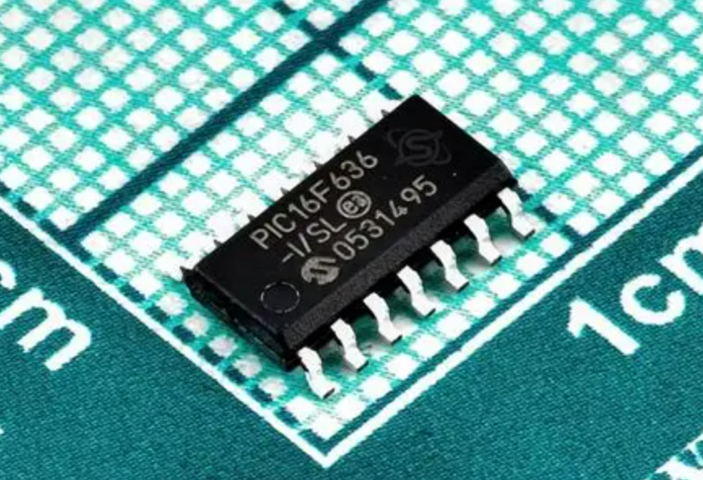 Fő célunk a titkosított Microchip PIC16F636 MCU-k védelmi vonalainak feltörése, kizárólag a jogi tulajdonjog ellenőrzése után. Azzal, hogy engedélyezzük számunkra a Microchip PIC16F636 mikroprocesszor firmware-jének dekapszulázását és visszaszerzését, a flash és eeprom tartalom teljes archívumát kapja meg, amelyet klónozhat a csere Microchip PIC16F636 MCU-kra, vagy lemásolhat biztonsági mentés céljából. A védett szilícium közvetlen megtámadásához a szakemberek először dekapszulázást végeznek – kémiailag eltávolítják a chipet védő epoxigyantát. Mikroszkópos vizsgálat alatt fókuszált ionsugaras (FIB) megoldásokkal vagy alacsony szintű feszültségzavarral feltörhetik a flash olvasásvédelmet, lehetővé téve a mérnökök számára, hogy a nyers heximális (Intel HEX formátumú) fájlt kinyerjék a Microchip PIC16F636 mikrovezérlő memóriájából. Egy másik elterjedt módszer az oldalcsatorna-analízist használja az utasításszekvenciák dekódolására hardveres zárolások kiváltása nélkül. Miután az adatokat kinyerték, a technikusok a teljes Microchip PIC16F636 MCU konfigurációt – beleértve az eeprom kalibrációs értékeket és a programszámlálókat is – egy új chipre klónozzák.