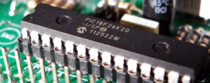 дубликат зашифрованного исходного кода MCU PIC18F26K20, защищенного микрочипом, необходимо взломать защитную флэш-память микроконтроллера PIC18F26K20 и память EEPROM, выгрузить встроенную прошивку из микропроцессора PIC18F26K20 с заблокированными битами в виде двоичного программного обеспечения или шестнадцатеричного файла данных;