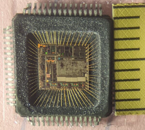 ochrana DSP MCU TMS320F28026 proti neoprávněné manipulaci s pamětí ROM může pomoci inženýrovi extrahovat binární soubor nebo heximální data ze šifrované flash a ROM paměti mikrokontroléru TMS320F28026 a poté načíst vestavěný firmware ze zabezpečeného zdrojového kódu mikroprocesoru TMS320F28026 do nové jednotky MCU;