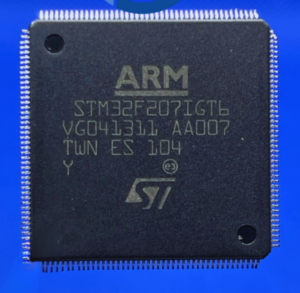 ARM osigurani mikrokontroler STM32F207IGT6 oporavak ugrađenog firmvera mora razbiti zaštićeni MCU STM32F207IGT6 zaštitni sustav, a zatim kopirati ugrađeni flash sadržaj binarnih podataka ili heksimalnog programa iz STM32F207IGT6 izvorne glavne mikroprocesorske memorije
