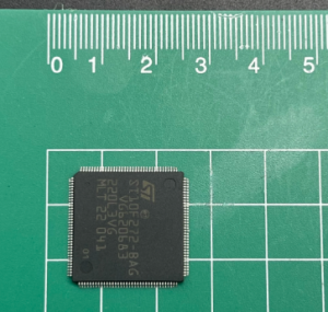 A recuperação do programa flash MCU bloqueado ST10F272M da STMicroelectronics é um processo para quebrar o bit de fusível de proteção do microcontrolador protegido ST10F272M e ler o firmware incorporado do código binário ou arquivo heximal do chip mestre original e depois copiar o código-fonte para o novo microprocessador ST10F272M