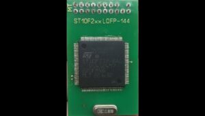 Az STMicroelectronics ST10F272M zárolt MCU flash program helyreállítása egy folyamat az ST10F272M biztonságos mikrokontroller védőbiztosíték bitjének feltörésére és a bináris kód vagy heximális fájl beágyazott firmware-ének kiolvasására az eredeti master chipről, majd a forráskód átmásolására az új ST10F272M mikroprocesszorra